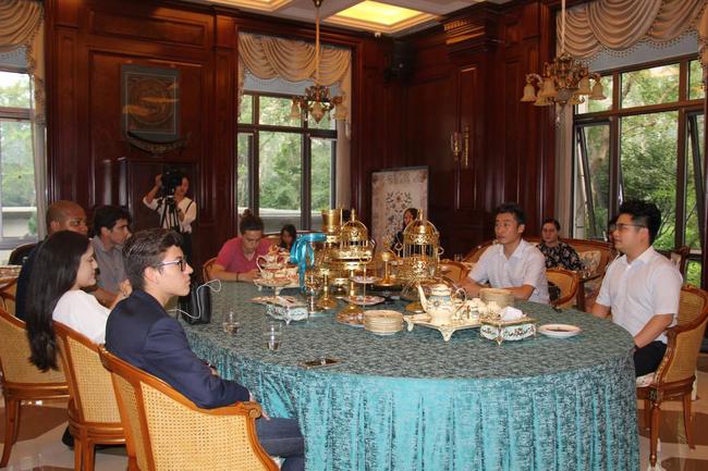嘉宾正在聚精会神的学习象棋的文化历史